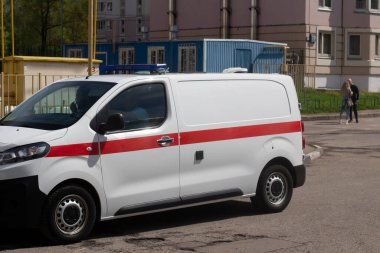 Sokakta bir ambulans. Acil tıbbi servis. Hastaları taşımak için bir minibüs.