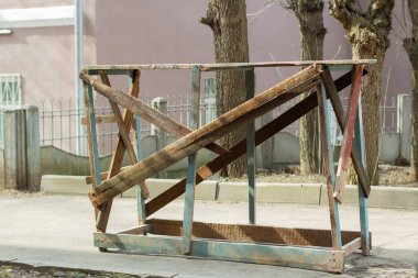 Evi onarmak için ahşap bir yapı. Boya için bir merdiven parçası. Tahtalardan kutu yapmanın kolay bir yolu..