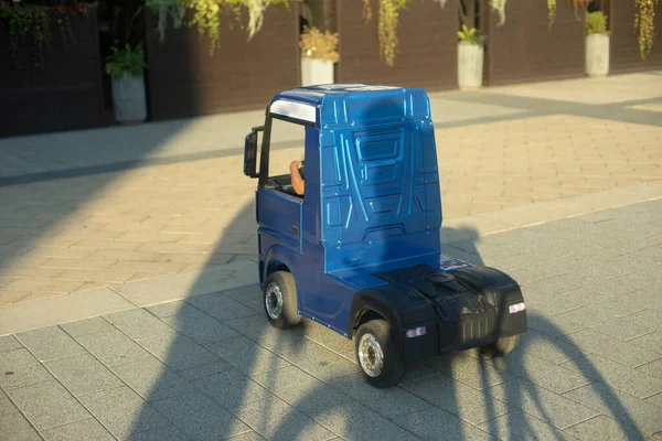 Carro Eléctrico Para Crianças Pequeno Camião Para Uma Criança Carro — Fotografia de Stock