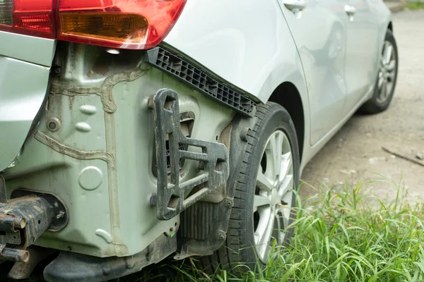 Coche Destrozado Parte Trasera Coche Dañado Pedazo Transporte Roto Superficie — Foto de Stock