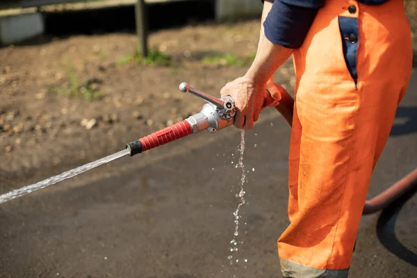 Manguera Agua Flujo Agua Tubería Hombre Sostiene Una Manguera Fuego —  Fotos de Stock