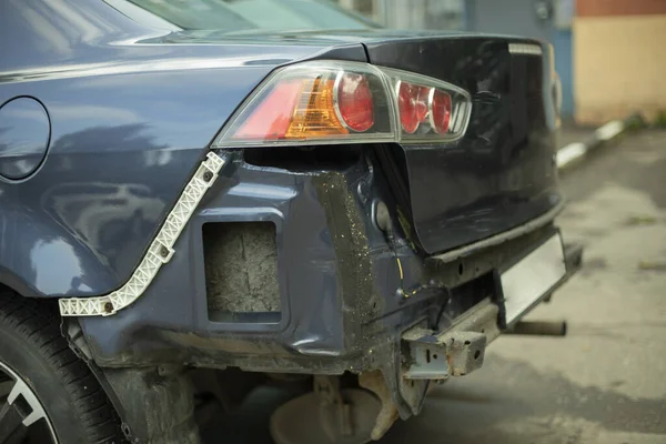 一辆没有保险杠的车被损坏的部分运输 车祸后的车汽车维修详情 — 图库照片