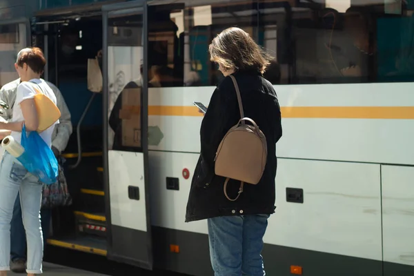 Gente Parada Autobús Esperando Transporte Gente Está Parada Junto Carretera — Foto de Stock