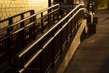 Etkisiz hale getirildi. Engelliler için binaya giriş izni. Şehirdeki engelsiz geçiş yeri. Evdeki giriş grubunun mimarisi..