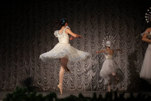 Girl Dancing Stage White Dress Artist Performing Beautiful Dance Moves — Stock Photo, Image