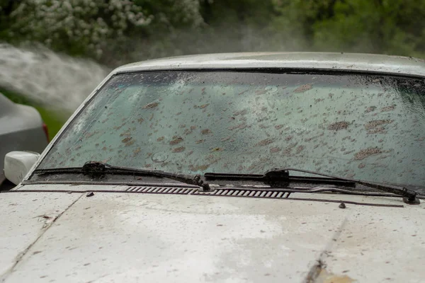 Wordt Een Vuile Auto Gewassen Witte Auto Bedekt Met Modder — Stockfoto