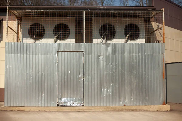 Airconditioners Worden Beschermd Door Een Grill Koelsysteem Van Onderneming Grote — Stockfoto