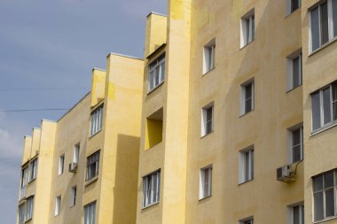 Evdeki pencereler. Caddedeki bir apartmanda. Bir apartman..