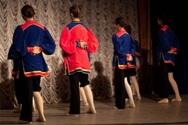 Sahnede Dans Dersi Kızlar Sahne Alıyor Gençlerin Koreografisi Yaratıcı Aktivite — Stok fotoğraf