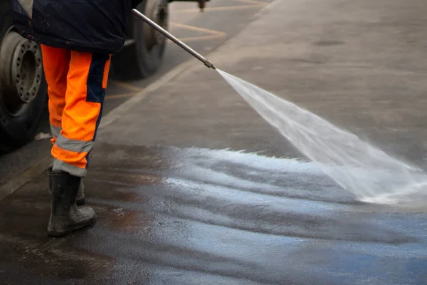 公共の場所を掃除する 水のジェットがアスファルトを洗う バス停の消毒 エリアをきれいにする 汚れを洗浄する — ストック写真