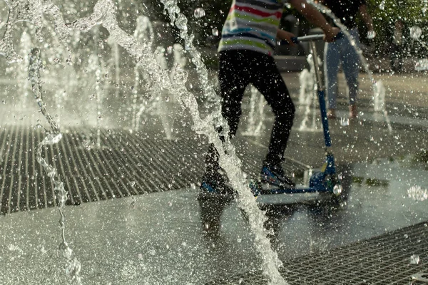 Los Niños Corren Entre Los Chorros Agua Gotas Líquido Vuelan — Foto de Stock