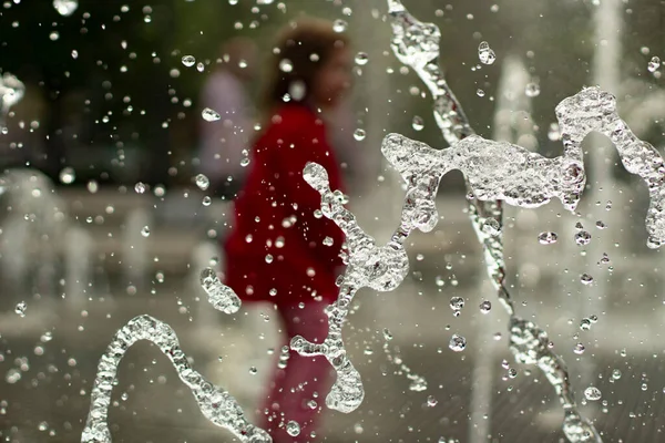 Kinder Rennen Zwischen Den Wasserstrahlen Flüssigkeitstropfen Fliegen Durch Die Luft — Stockfoto