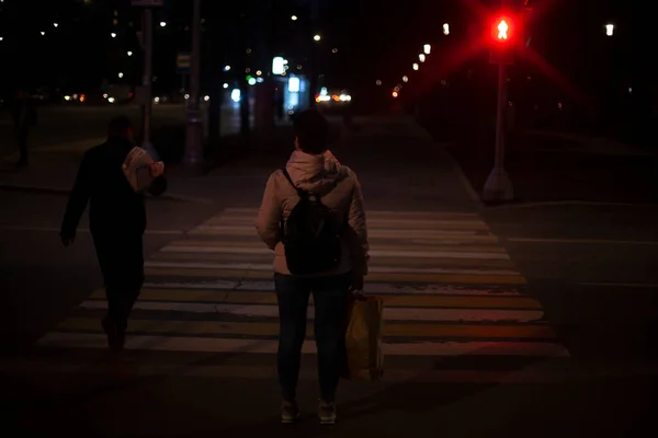 Gente Está Afuera Por Noche Cruzando Calle Por Noche Caminar — Foto de Stock
