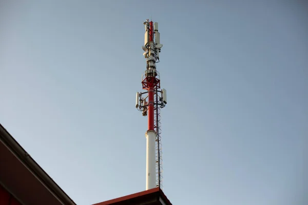 Communicatie Antenne Radio Toren Stad Herhaling Tegen Lucht — Stockfoto