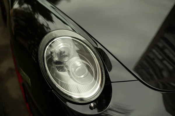 Autoscheinwerfer Schwarzes Auto Mit Weißem Scheinwerfer Fahrzeugkarosserieteile Maschinenbeleuchtung — Stockfoto