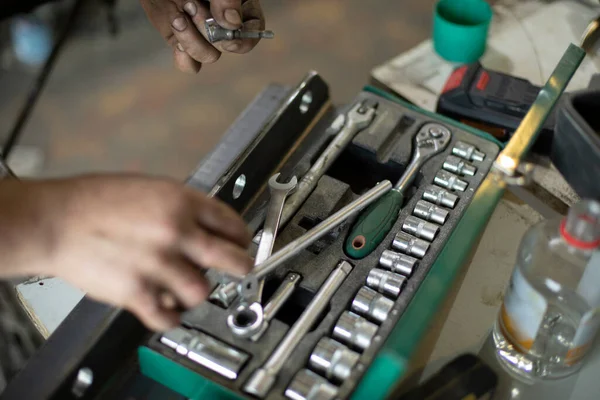 Szerszámok Egy Dobozban Mogyoró Kulcsai Szerszámok Garázsban Kulcsok Autó Javításához — Stock Fotó