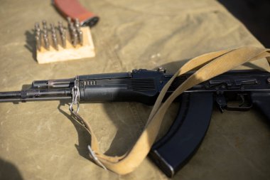 Eğitim için ateşli silahlar. Makine masanın üzerindedir. Güvenilir küçük silahlar. Askeri eğitimin ayrıntıları.