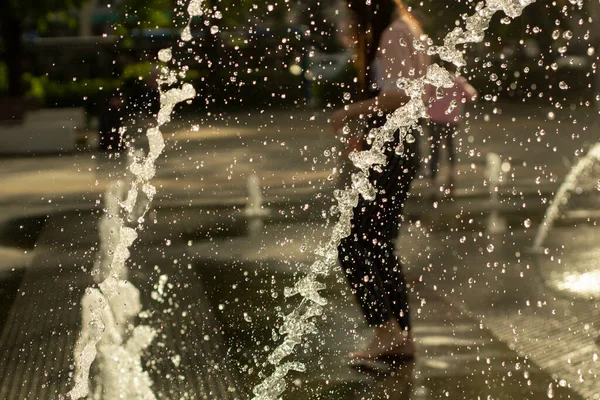 Los Niños Corren Entre Los Chorros Agua Gotas Líquido Vuelan — Foto de Stock