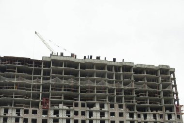 Binanın inşaatı. Çok katlı bir bina için beton zemin. Şehirdeki emlak piyasası.