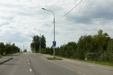 İki şeritli bir yol. Biberler için boş bir yol. Ulaşım yeri. Şehrin dışındaki otoyol..
