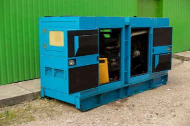 Elektrik jeneratörü. Açık hava soğutma sistemi. Dışarıda fazladan yemek var. Soğutma destek ekipmanı.