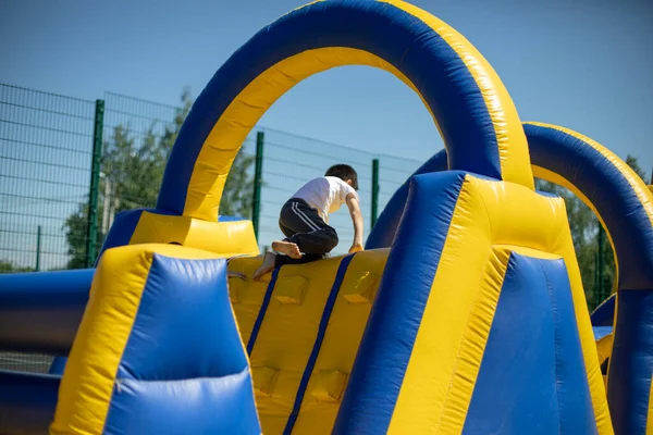 Les Enfants Grimpent Sur Une Glissière Gonflable Parcours Obstacles Gonflable — Photo