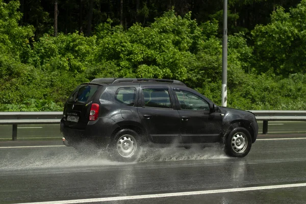 Carro Está Conduzir Numa Estrada Molhada Estrada Escorregadia Depois Chuva — Fotografia de Stock