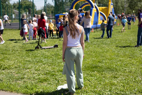 Una Chica Evento Deportivo Chica Está Parada Césped Verano Mujer — Foto de Stock