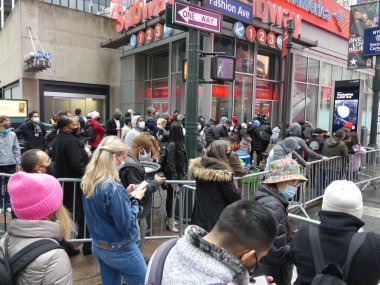 26 Kasım 2020, Manhattan, New York, ABD: On yıllardır devam eden geleneklerden ayrılan Macy, canlı izleyicileri yasaklamasına karşın, bloğun etrafında bir avuç şamandıranın dolaştığı bir Şükran Günü Geçidi için yapılmış 'sahte' ve yanıltıcı 'bir gösteri yapmayı tercih etti.