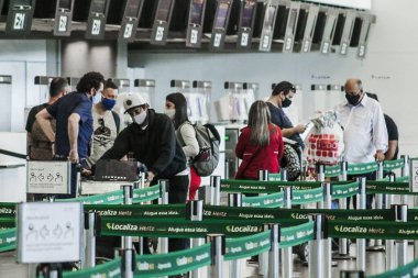 (Covid-19: Guarulhos uluslararası havaalanında insan dolaşımı. 7 Ağustos 2020, Guarulhos, Sao Paulo, Brezilya: Guarulhos 'taki Sao Paulo Uluslararası Havalimanı' nda bu Cuma günü