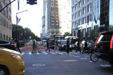 17 Ekim 2020, New York, ABD: İşçiler, New York 'taki Trump Tower' ın önündeki 57. caddede çakıl taşlarıyla yol yüzeyine çıkarken ve soğuk havada ağır araç ve yaya trafiğine yol açarken görüldü. (Fotoğraf: Niyi Fote / TheNews2 / Deposi