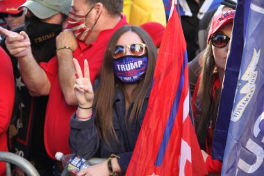 New York, ABD: New York City 'nin bu hafta yeniden açılmasına rağmen, Coronavirus salgını nedeniyle Times Meydanı bölgesinde bazı mağazalar hala kapalı