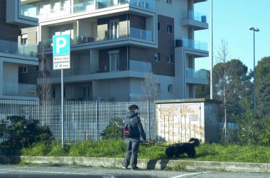 (İtalya 'da COVID-19' un İtalya 'da yayılmasını sınırlayan kısıtlamalar var. 13 Ocak 2021, Rimini, İtalya: Başbakan 'ın 15 Ocak 2021 tarihli kararı geliyor: sarı bölge ve diğer kısıtlı bölgeler arasında bile hareketler yasaklandı