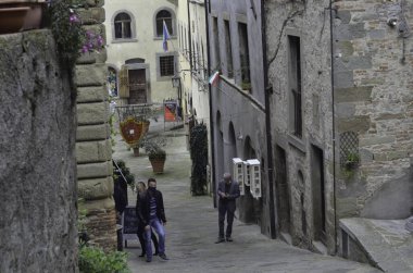 İtalya 'ya yeni Covid-19 kısıtlamaları getirilecek. 1 Kasım 2020 'de Sansepolcro, Toscana, İtalya: Caddeler daha boş hale gelirken, İtalya' da tam bir ablukayı önlemek için 2 Kasım 'da yeni ve daha fazla kısıtlama getirilecek 