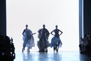 SAO PAULO, SP, 10 / 17 / 2019 - SPFW N48 - Perşembe gecesi Sao Paulo 'daki Ibirapuera Park' taki Pavilhao das Culturas Brasileiras 'taki SPFW N48 marka geçit töreni 