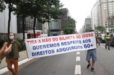 9 Ocak 2021, Sao Paulo, Brezilya: Paulista Caddesi 'ndeki MASP' de 60-64 yaşları arasında Sao Paulo 'nun anneleri ve Sao Paulo' nun doğu bölgesinden Mayıs ayının anneleri tarafından düzenlenen ücretsiz otobüs biletinin çekilmesine karşı barışçıl bir protesto.