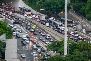 Sao Paulo 'da şiddetli yağış var. 8 Aralık 2020, Sao Paulo, Brezilya: Sao Paulo şehir merkezindeki sağanak yağış sel ve insanların akışını etkiliyor