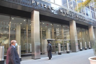 9 Kasım 2020, New York, ABD: Pfizer şirketi son denemelerinde% 90 verimlilik içeren bir Covid-19 aşısını yeni duyurdu ve ABD FDA 'dan geçici yetki talep etti. Doğu 42, New York 'taki dünya karargahlarında.