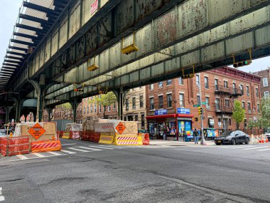 (Covid-19 'un ortasında bazı mağazalar yeniden açılıyor. 20 Nisan 2020, Brooklyn, New York, ABD: New York Eyaleti Valisi Andrew Cuomo 'nun 10 Mayıs' a kadar uzatma ve ev siparişine rağmen, Broo 'da bazı dükkanlar yeniden açılmaya başlandı