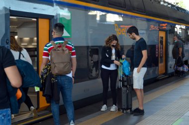 (Demiryolu istasyonunda hareketlilik var. 19 Haziran 2020, Rimini, İtalya: İtalya 'da sınırların açılmasından sonra, turizm şehri Rimini meşgul oluyor. Rimini Tren İstasyonu bu Cuma çok sayıda turist ağırlayacak.