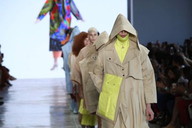 SAO PAULO, SP, 10 / 17 / 2019 - SPFW N48 - Perşembe gecesi Sao Paulo 'daki Ibirapuera Park' taki Pavilhao das Culturas Brasileiras 'taki SPFW N48 marka geçit töreni 