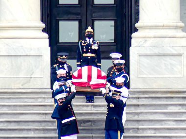 Yargıç Ruth Ginsburg Capitol Hill 'in son günü. 25 Eylül 2020, Washington DC, ABD. ABD Kongre Binası Rotunda yönetiminde bulunmanın benzersiz onuruna erişen Yargıç Ruth Bader Ginsburg son kez Yüksek Mahkeme ve Kongre Binası 'ndan ayrıldı.,