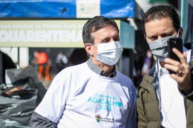 Sıcak giyim kampanyası. 8 Mayıs 2020, Porto Alegre, Rio Grande do Sul, Brezilya: Porto Alegre Belediye Başkanı Nelson Marchezan Jr., ve First Lady Taina Vidal, kıyafet bağışları etkinliğine katılın 