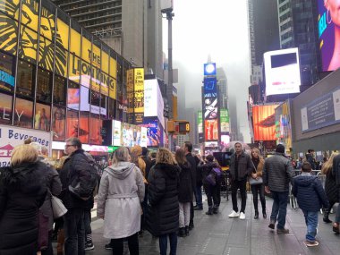 New York, Amerika Birleşik Devletleri: Times Suare 'de insanların hareketi New York' ta