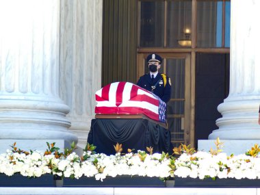 WASHINGTON DC, ABD, 23.09.2020 - Yüksek Mahkeme için SOLEMN nöbeti RuTH GINSBURG - Büyük bir Amerikalı avukat dinlenirken, bir gece nöbeti ve tarihi olaylar seremonisi Birleşik Devletler Anayasa Mahkemesi önünde gerçekleşir.