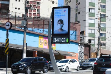  14 Aralık 2020, Sao Paulo, Brezilya: Sokak termometresi Avenida 9 de Julho 'da Sao Paulo' nun güney bölgesinde 34 derece santigrat gösteriyor.