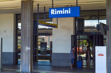 (Demiryolu istasyonunda hareketlilik var. 19 Haziran 2020, Rimini, İtalya: İtalya 'da sınırların açılmasından sonra, turizm şehri Rimini meşgul oluyor. Rimini Tren İstasyonu 