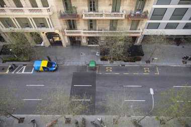 (INT) Covid-19: Boş Barcelona.April 2.2020, Barcelona, İspanya: Karantinanın 20. gününde Barcelona 'nın ana caddelerinden birinin caddeleri tamamen boş. Eixample ve Avenida Passeig de Gracia kavşağında.