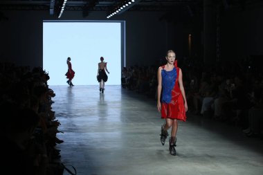 SAO PAULO, SP, 10 / 17 / 2019 - SPFW N48 - Perşembe gecesi Sao Paulo 'daki Ibirapuera Park' taki Pavilhao das Culturas Brasileiras 'taki SPFW N48 marka geçit töreni 