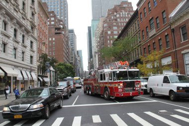 21 Ekim 2020, New York, ABD: Manhattan 'da 5. cadde ile Madison Bulvarı arasında Doğu 63. Cadde' de büyük bir gaz sızıntısı var. Kamu için herhangi bir tehlikeyi önlemek için yollar tıkanır ve...